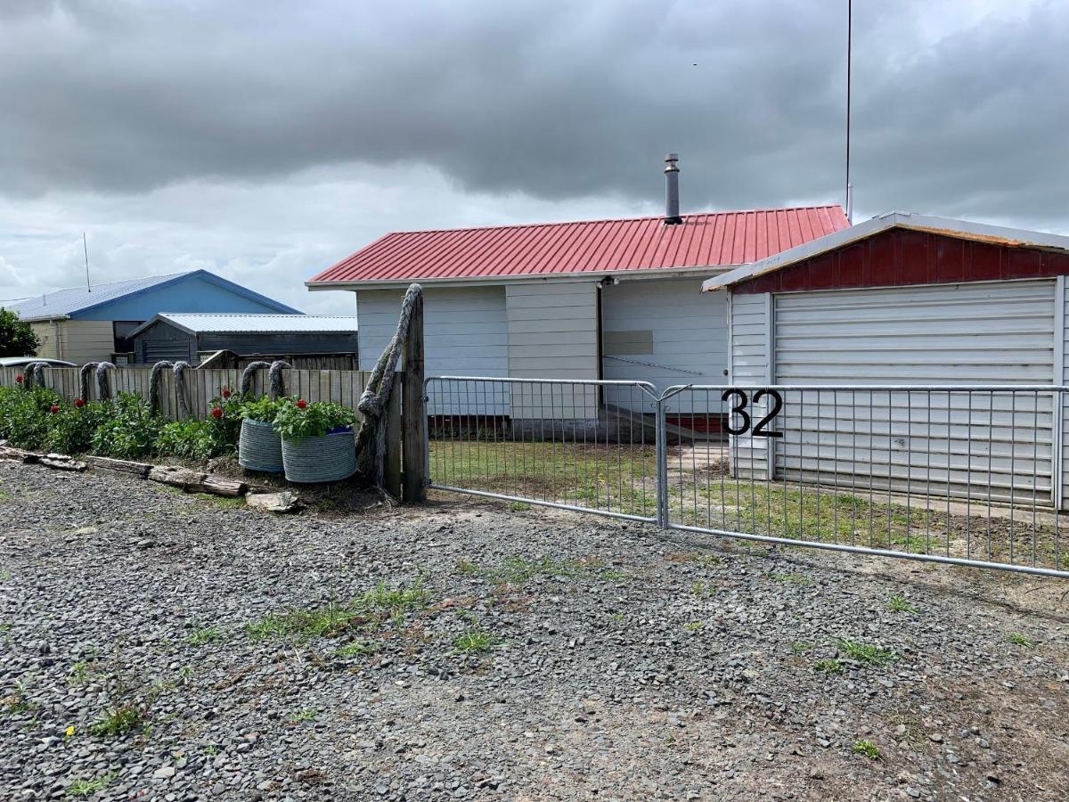 Peaceful Riverfront Cottage In Small Northland Town Te Kopuru Exteriör bild