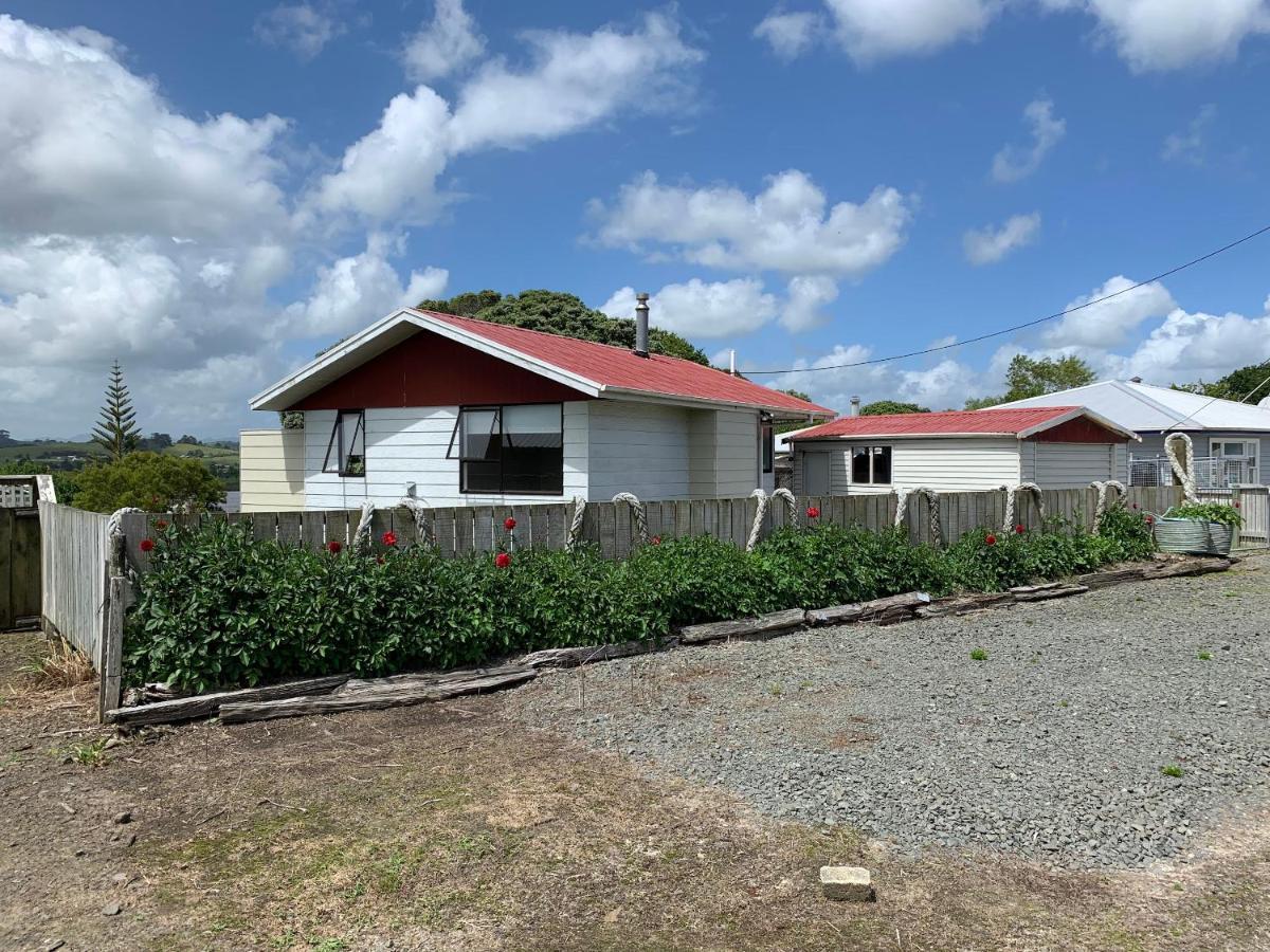 Peaceful Riverfront Cottage In Small Northland Town Te Kopuru Exteriör bild